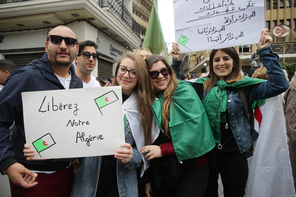 Cezayir'de Bouteflika karşıtı protestolarda 112 polis yaralandı - 6