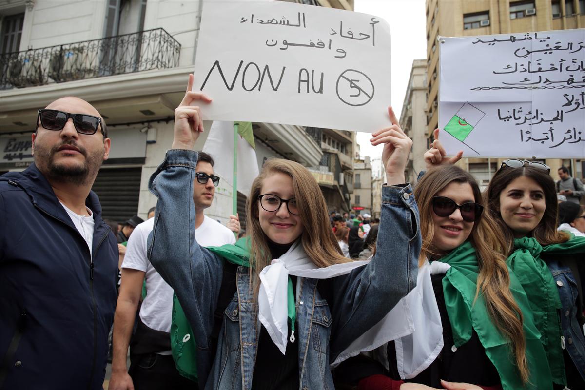 Cezayir'de Bouteflika karşıtı protestolarda 112 polis yaralandı - 7