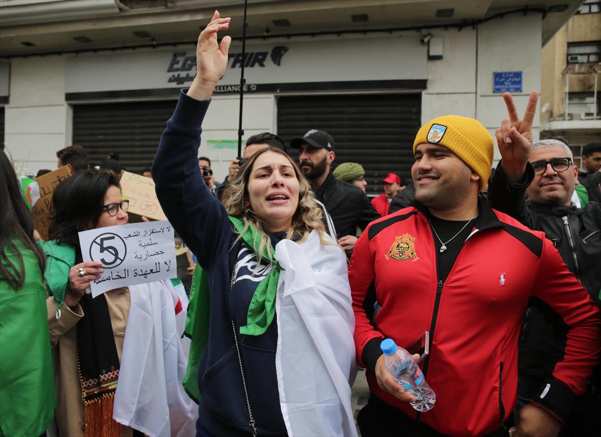 Cezayir'de Bouteflika karşıtı protestolarda 112 polis yaralandı - 11