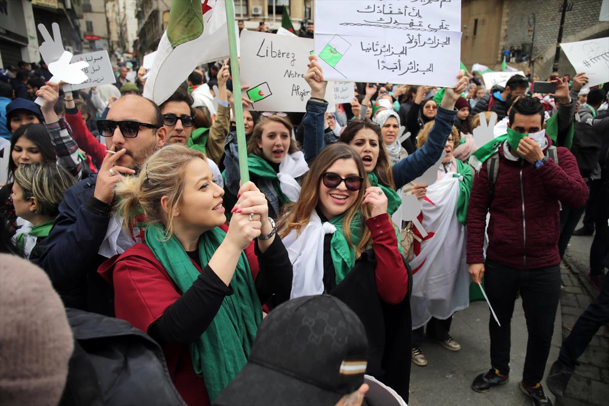 Cezayir'de Bouteflika karşıtı protestolarda 112 polis yaralandı - 9