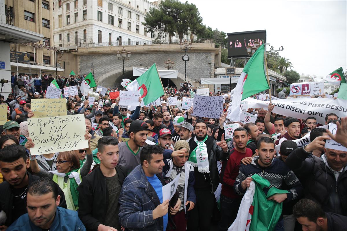 Cezayir'de Bouteflika karşıtı protestolarda 112 polis yaralandı - 13