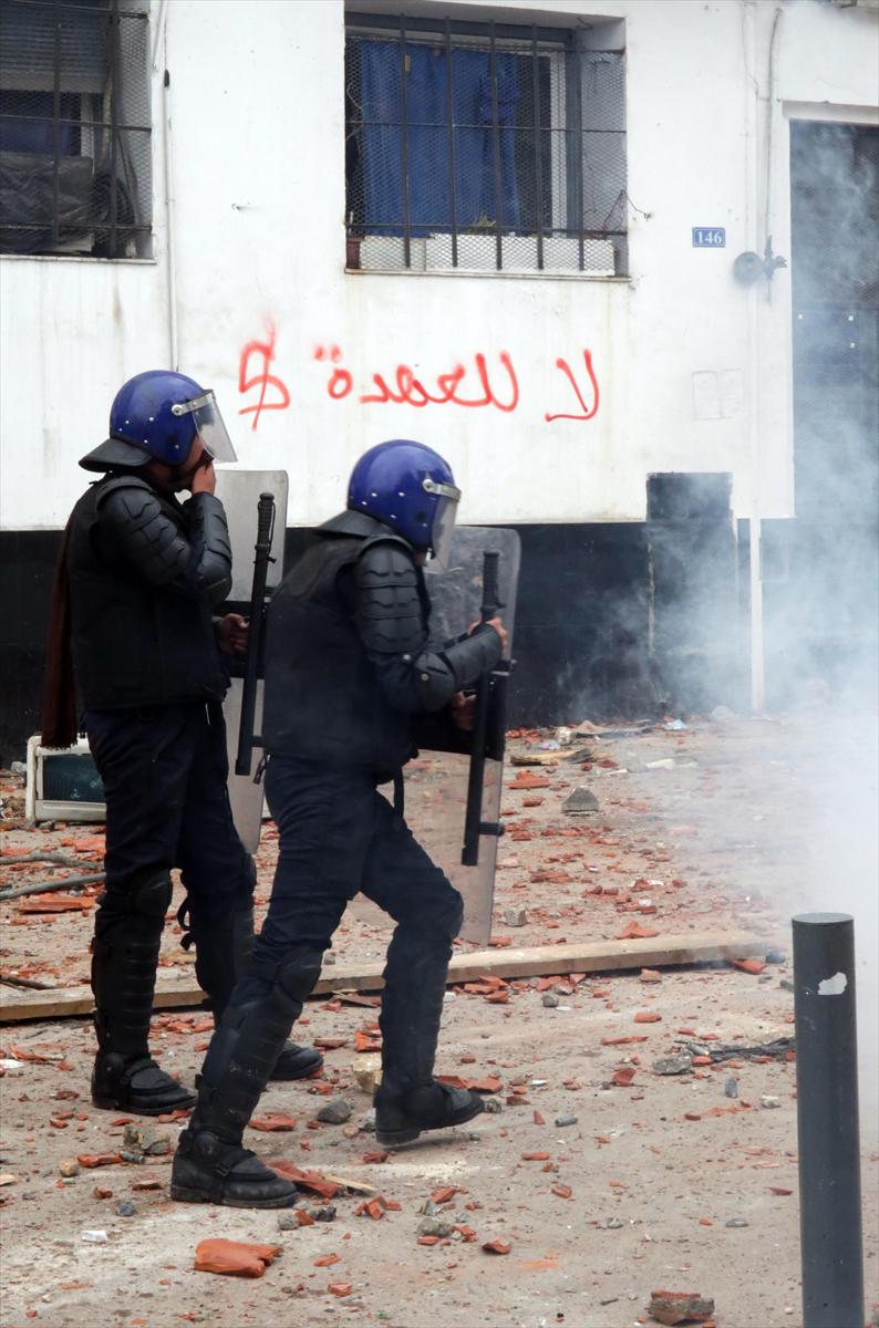 Cezayir'de Bouteflika karşıtı protestolarda 112 polis yaralandı - 16