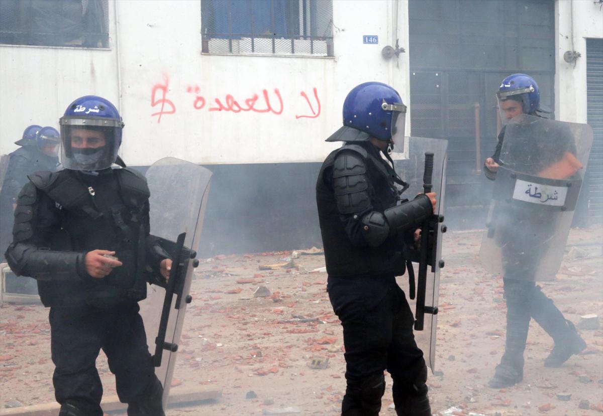 Cezayir'de Bouteflika karşıtı protestolarda 112 polis yaralandı - 15