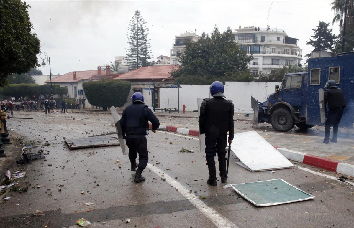 Cezayir'de Bouteflika karşıtı protestolarda 112 polis yaralandı - 17