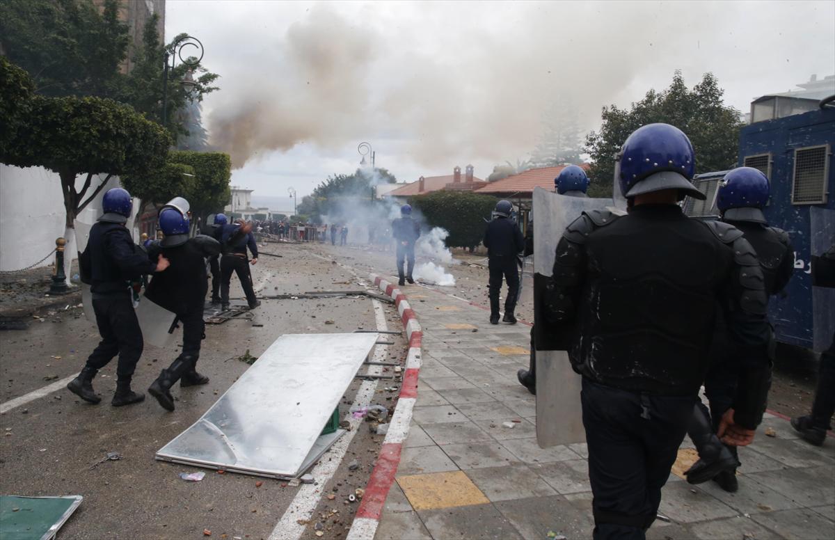 Cezayir'de Bouteflika karşıtı protestolarda 112 polis yaralandı - 19