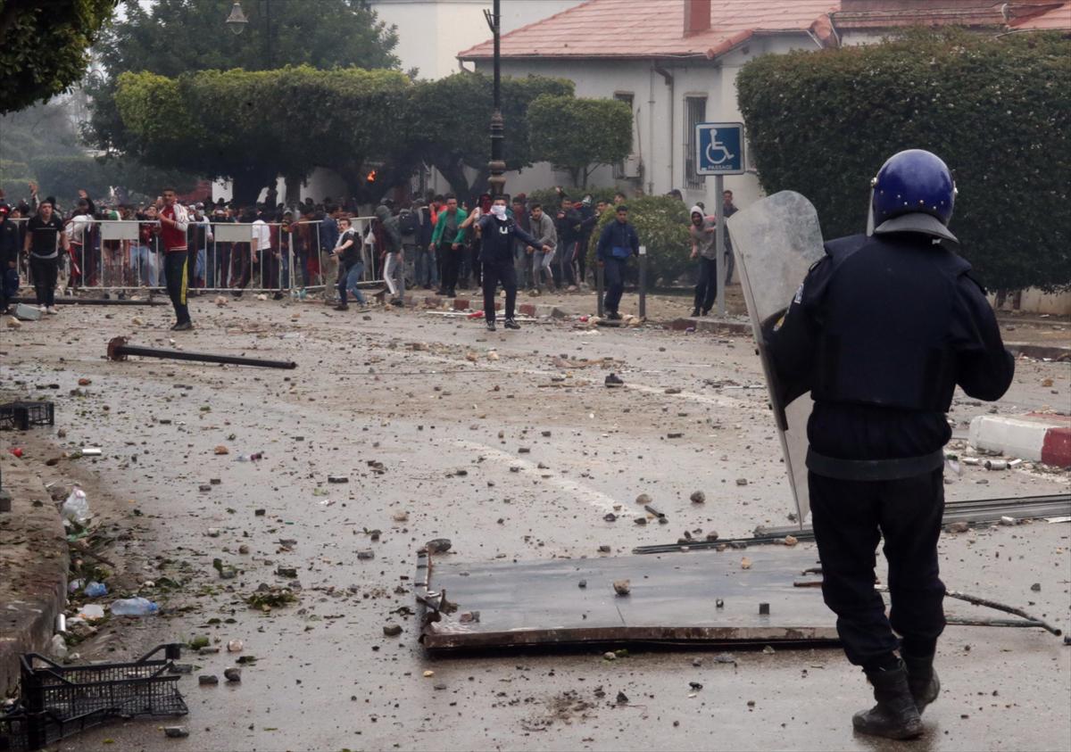 Cezayir'de Bouteflika karşıtı protestolarda 112 polis yaralandı - 18