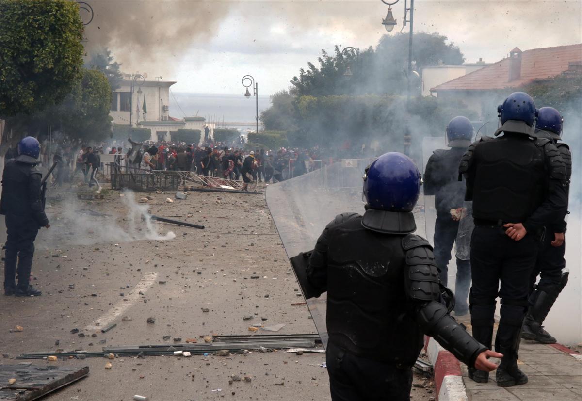 Cezayir'de Bouteflika karşıtı protestolarda 112 polis yaralandı - 20