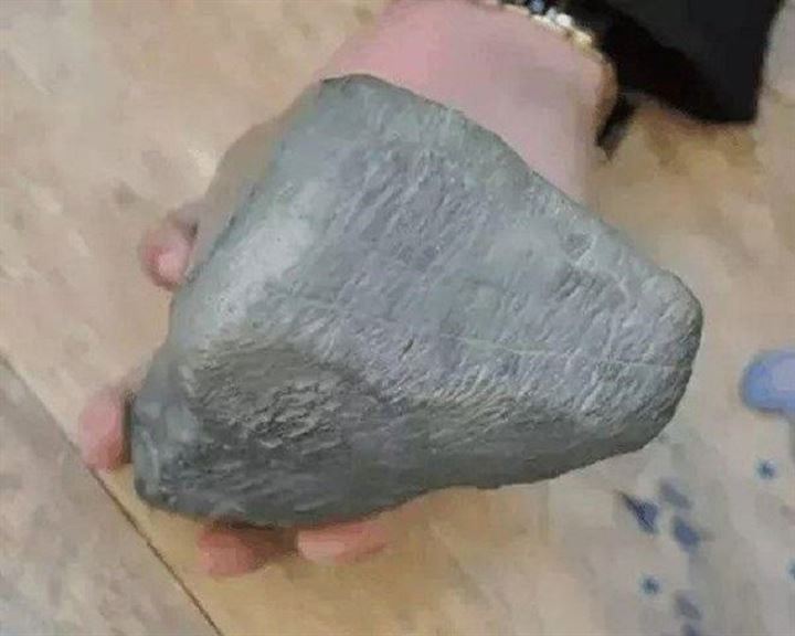 Yolda yürürken bulduğu taş servet değerinde çıktı - 1