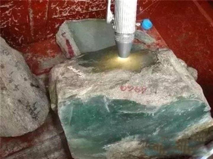 Yolda yürürken bulduğu taş servet değerinde çıktı - 9