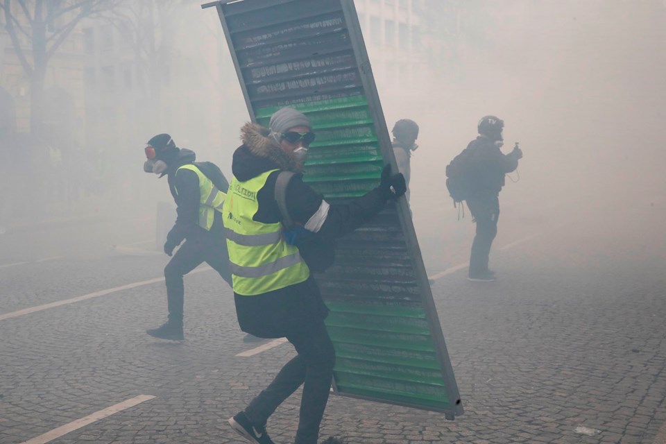 'Sarı Yelekliler' yeniden Paris sokaklarında - 4