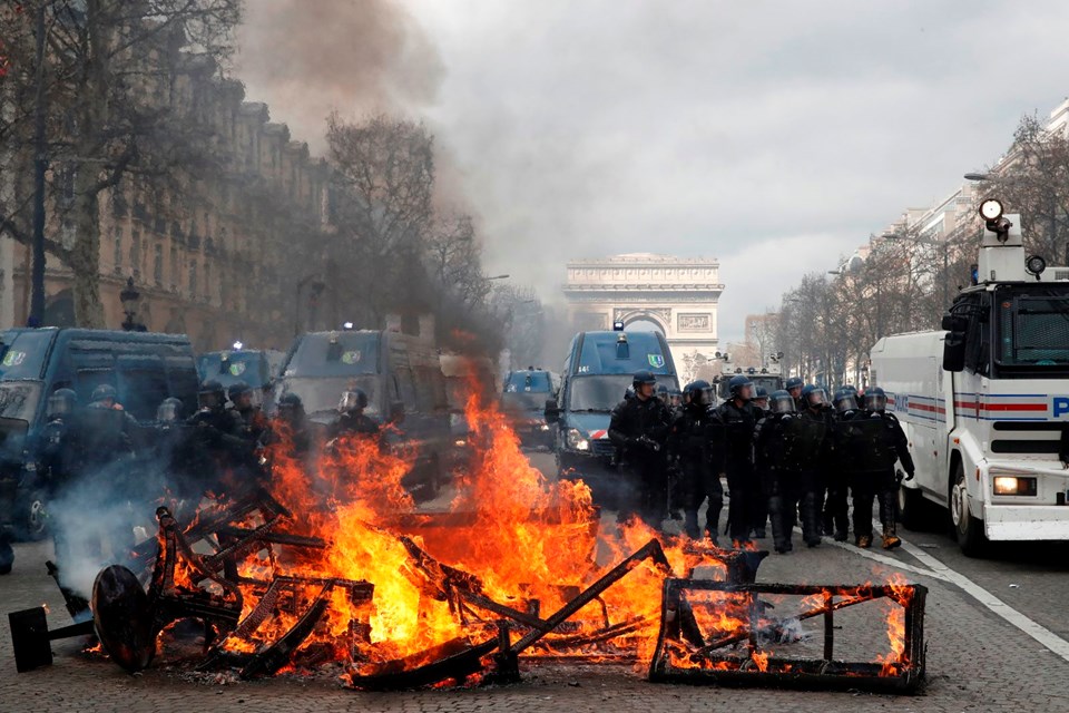 'Sarı Yelekliler' yeniden Paris sokaklarında - 3