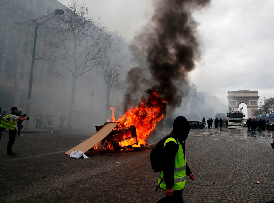 'Sarı Yelekliler' yeniden Paris sokaklarında - 7
