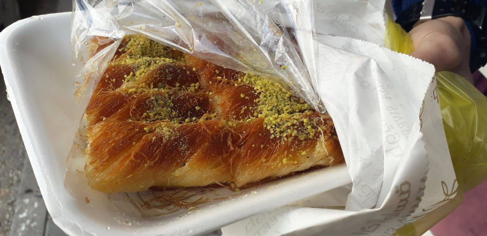 Saldırının ardından Gazze'da halka tatlı dağıtıldı - 1