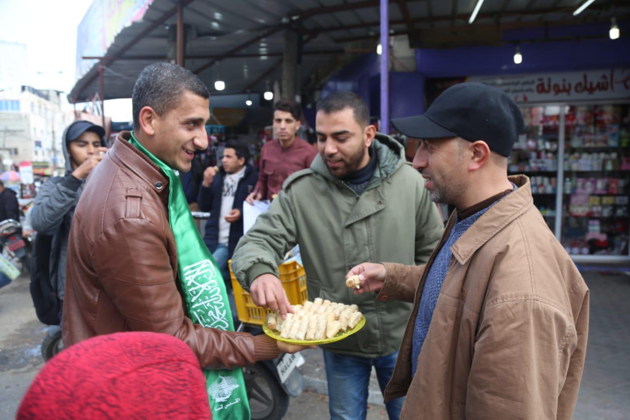 Saldırının ardından Gazze'da halka tatlı dağıtıldı - 3