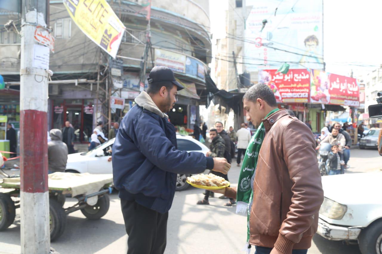 Saldırının ardından Gazze'da halka tatlı dağıtıldı - 4