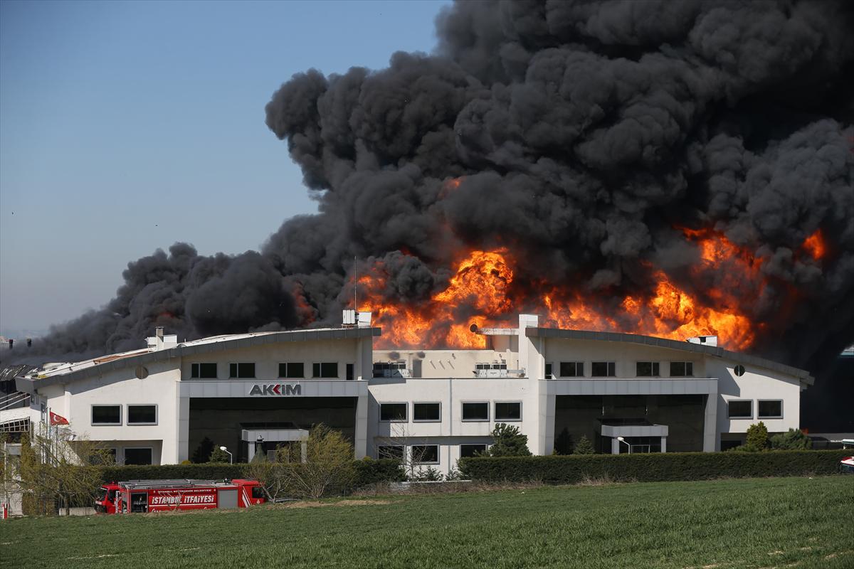 İstanbul'da büyük fabrika alevler içinde kaldı - 3