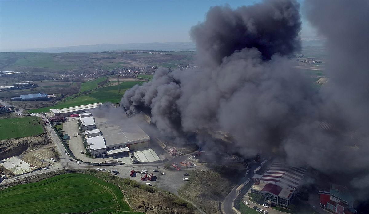 İstanbul'da büyük fabrika alevler içinde kaldı - 4