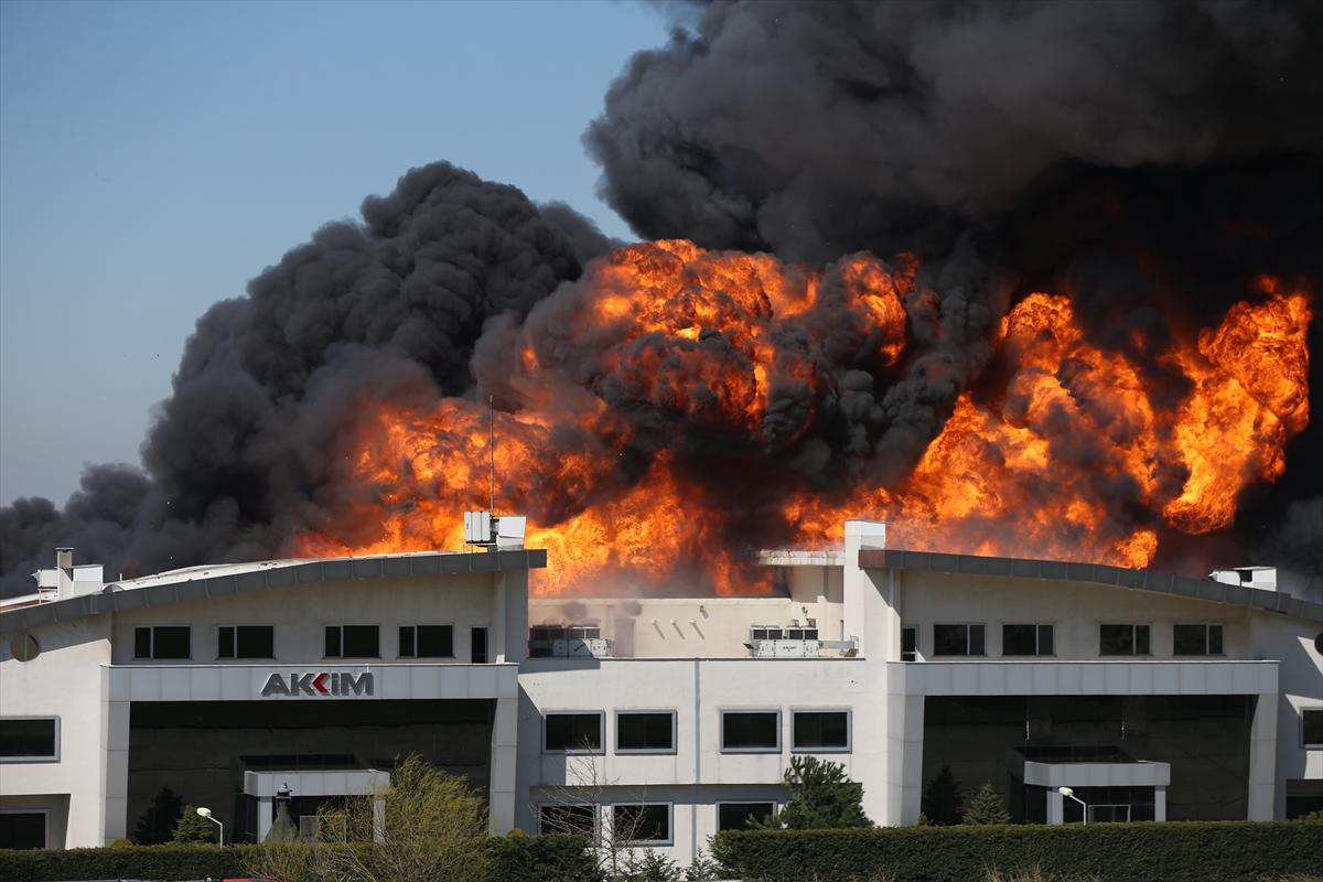 İstanbul'da büyük fabrika alevler içinde kaldı - 5