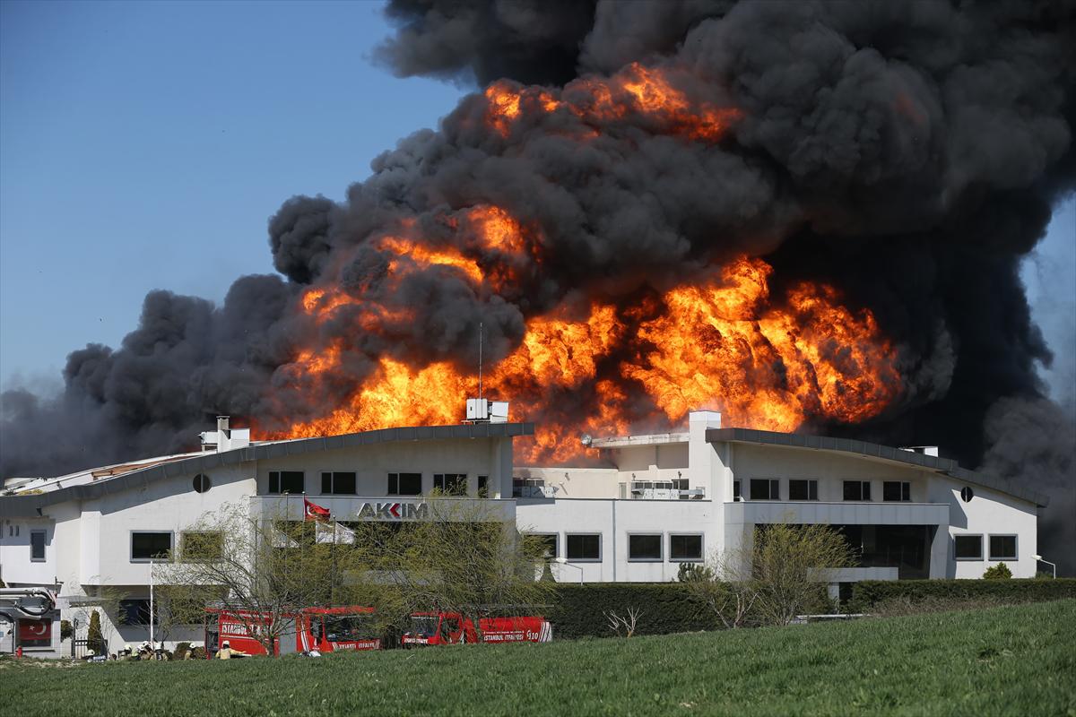 İstanbul'da büyük fabrika alevler içinde kaldı - 7