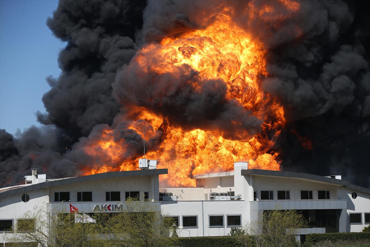 İstanbul'da büyük fabrika alevler içinde kaldı - 12