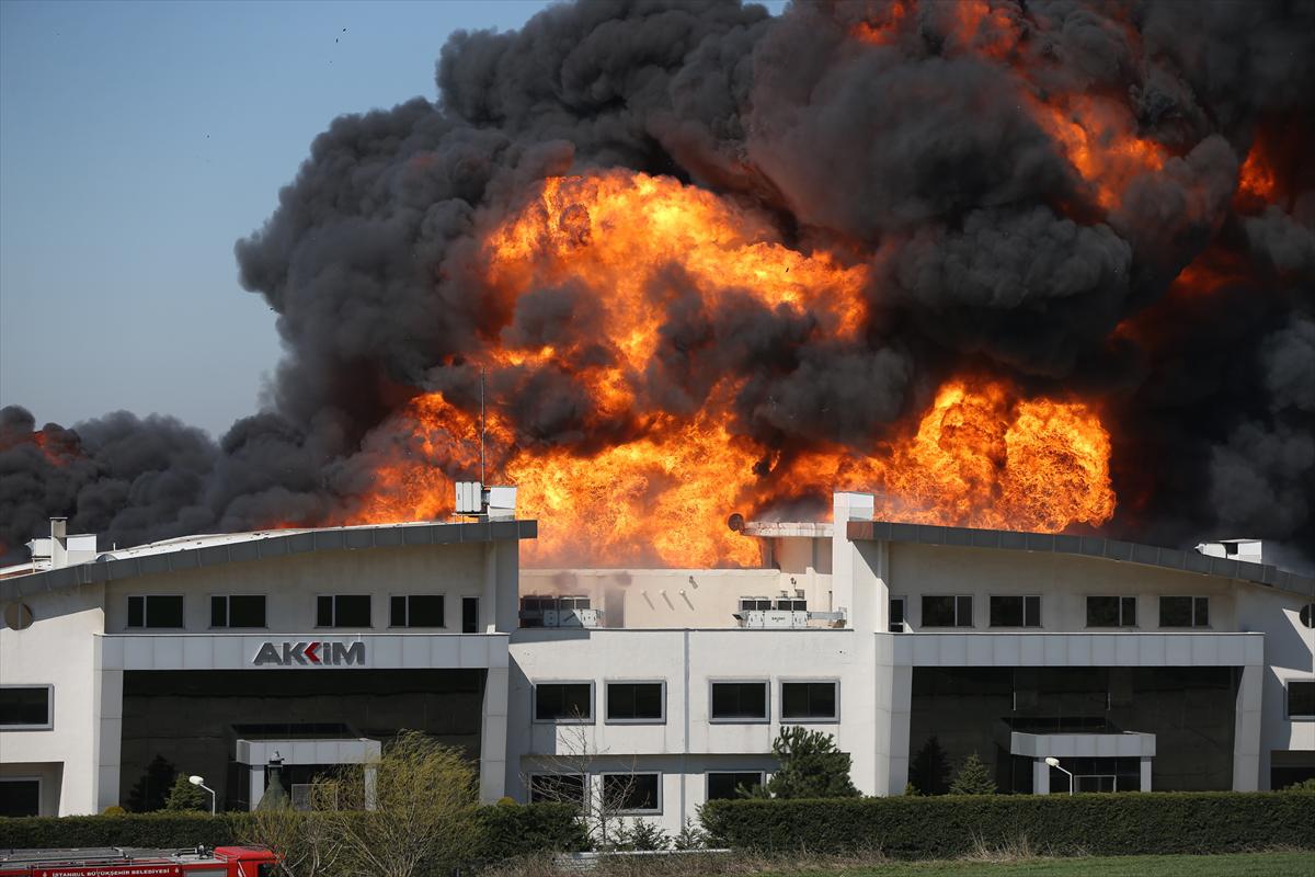İstanbul'da büyük fabrika alevler içinde kaldı - 14