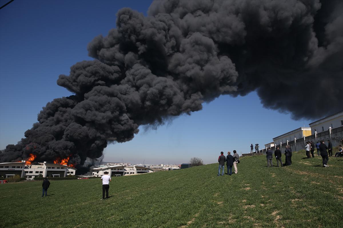 İstanbul'da büyük fabrika alevler içinde kaldı - 18