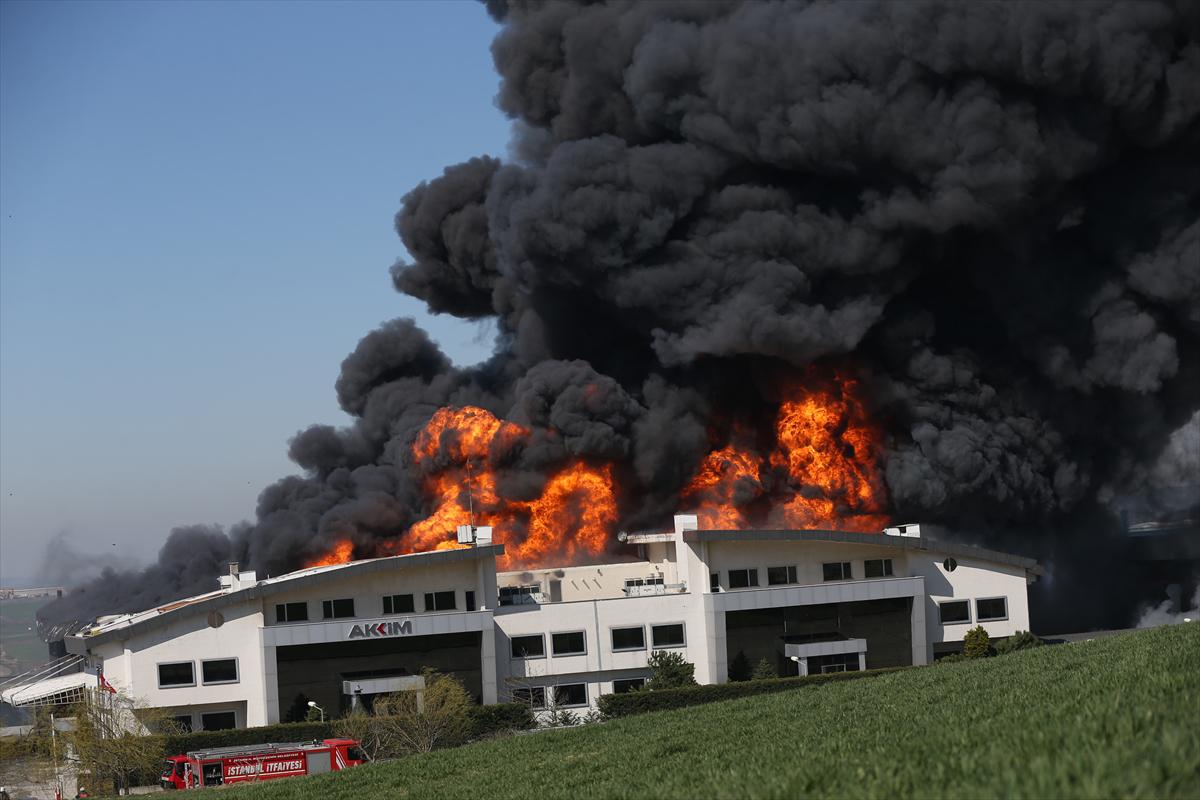 İstanbul'da büyük fabrika alevler içinde kaldı - 21