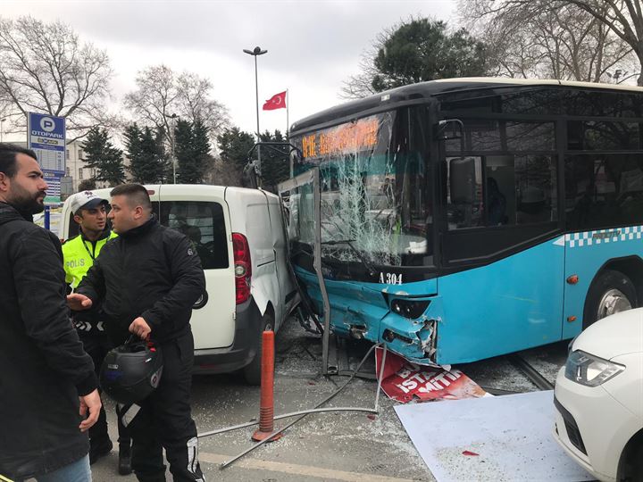 İstanbul Beyazıt'ta halk otobüsü kontrolden çıktı - 8