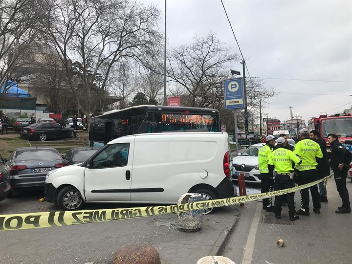 İstanbul Beyazıt'ta halk otobüsü kontrolden çıktı - 11