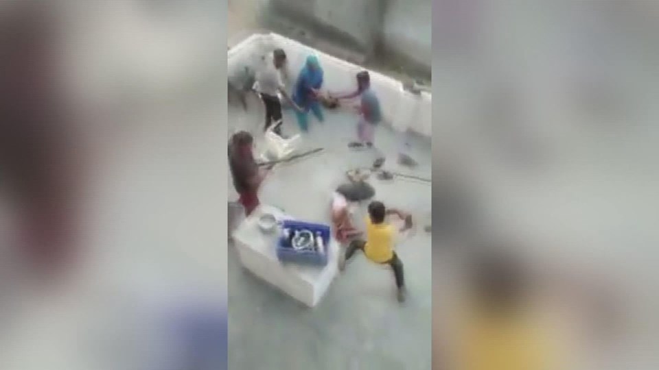 Hindular Pakistanlı aileyi darp etti - 3