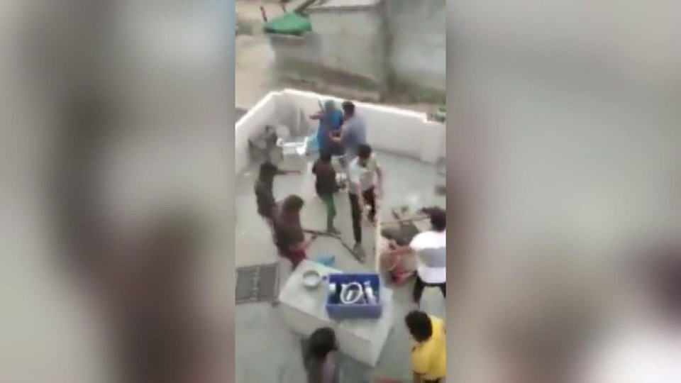 Hindular Pakistanlı aileyi darp etti - 4