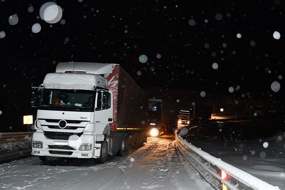 Tendürek'te yağan kar araçlara geçit vermedi - 2