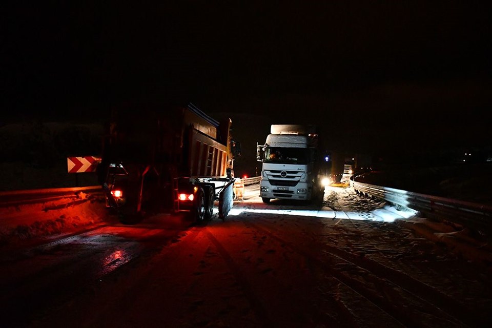 Tendürek'te yağan kar araçlara geçit vermedi - 4