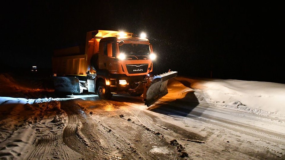 Tendürek'te yağan kar araçlara geçit vermedi - 3