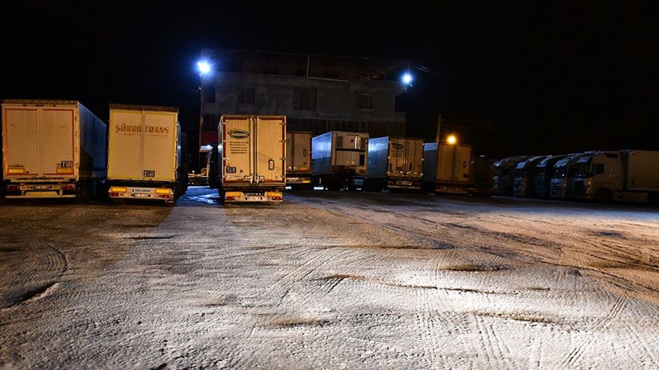 Tendürek'te yağan kar araçlara geçit vermedi - 5