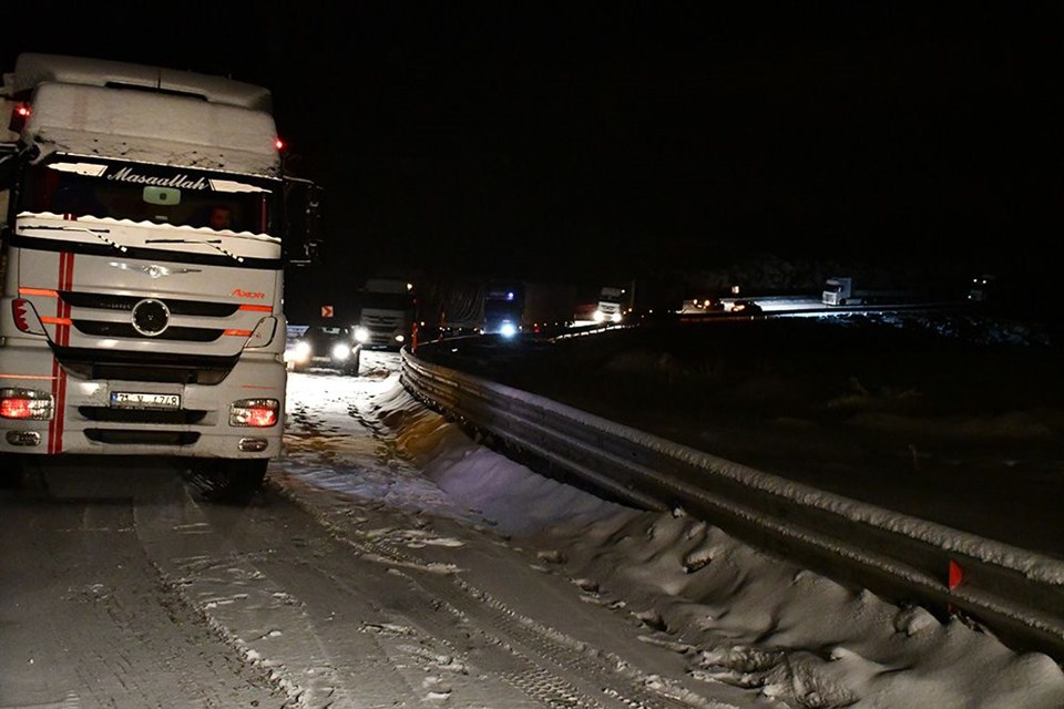 Tendürek'te yağan kar araçlara geçit vermedi - 6