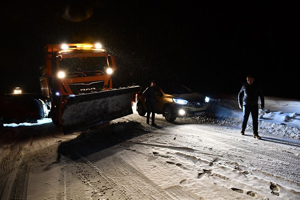 Tendürek'te yağan kar araçlara geçit vermedi - 8