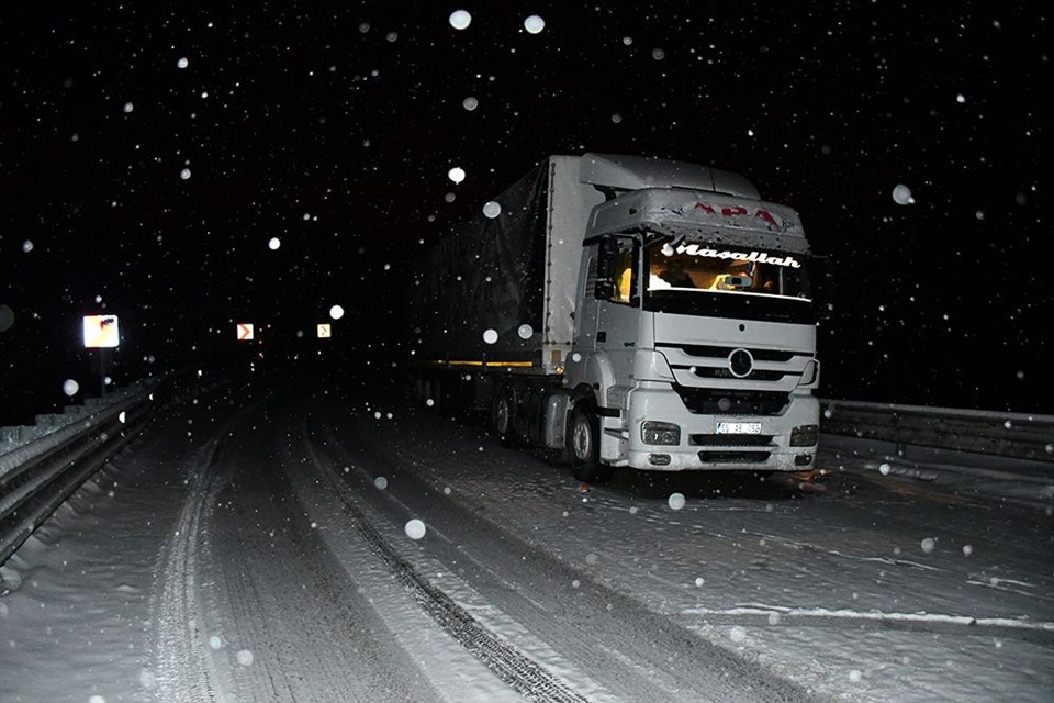Tendürek'te yağan kar araçlara geçit vermedi - 9