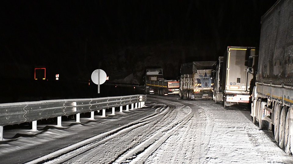 Tendürek'te yağan kar araçlara geçit vermedi - 10