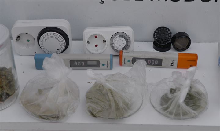 Adana'da 5 dil bilen yazılımcının eve kurduğu sistem polisi şaşırttı - 13