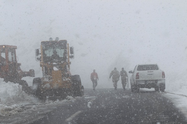 Çığ düşmesi sonucu mahsur kalanların yardımına Mehmetçik yetişti - 978