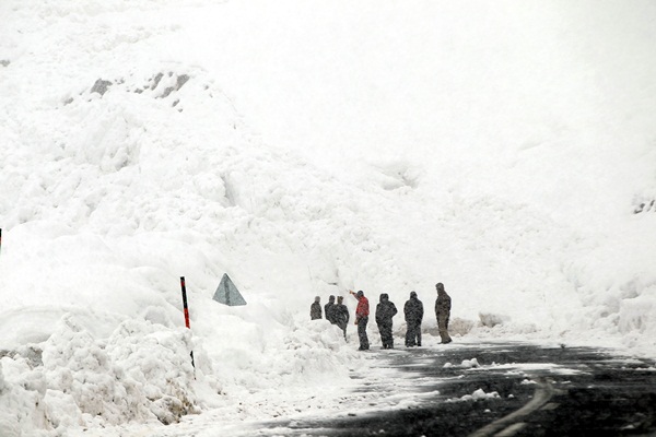 Çığ düşmesi sonucu mahsur kalanların yardımına Mehmetçik yetişti - 979