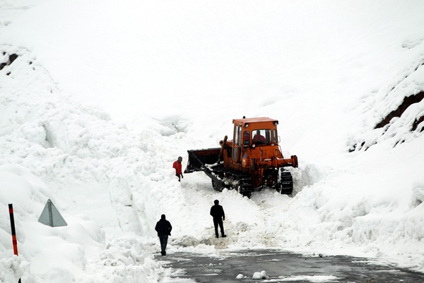 Çığ düşmesi sonucu mahsur kalanların yardımına Mehmetçik yetişti - 980