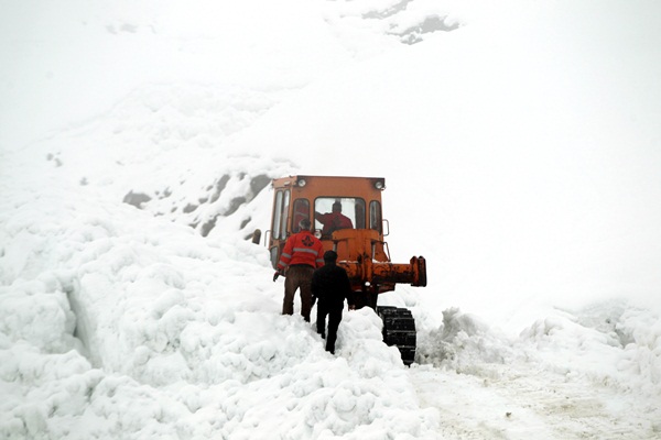 Çığ düşmesi sonucu mahsur kalanların yardımına Mehmetçik yetişti - 981