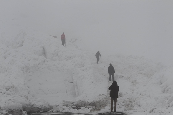 Çığ düşmesi sonucu mahsur kalanların yardımına Mehmetçik yetişti - 983