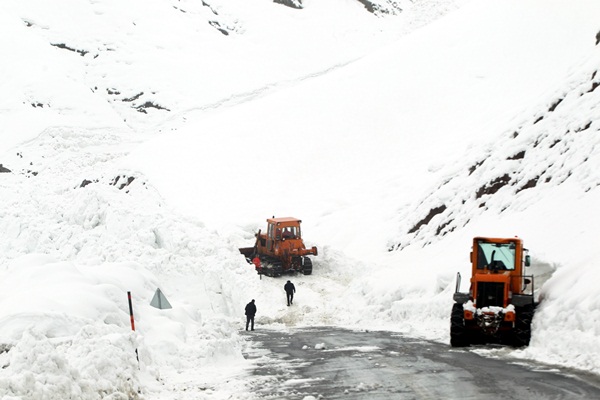 Çığ düşmesi sonucu mahsur kalanların yardımına Mehmetçik yetişti - 982