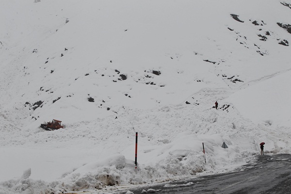 Çığ düşmesi sonucu mahsur kalanların yardımına Mehmetçik yetişti - 984