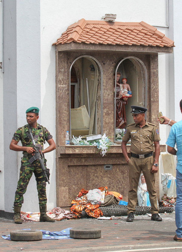 Sri Lanka'da kanlı pazar: Kiliseler ve otellerde patlama - 15
