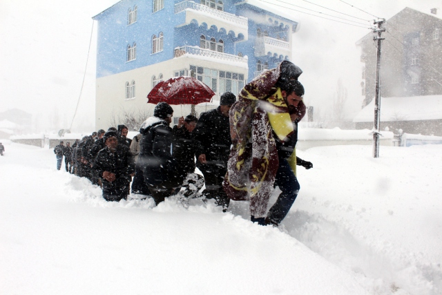 Yaralı kadına hendek zulmü - 4