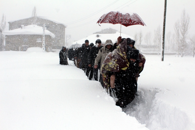 Yaralı kadına hendek zulmü - 1